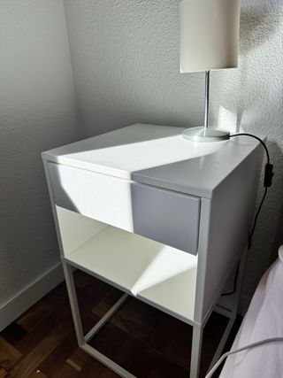 Mesita de noche blanca