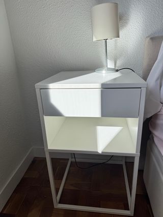 Mesita de noche blanca