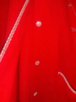 Bata de casa roja con bordado