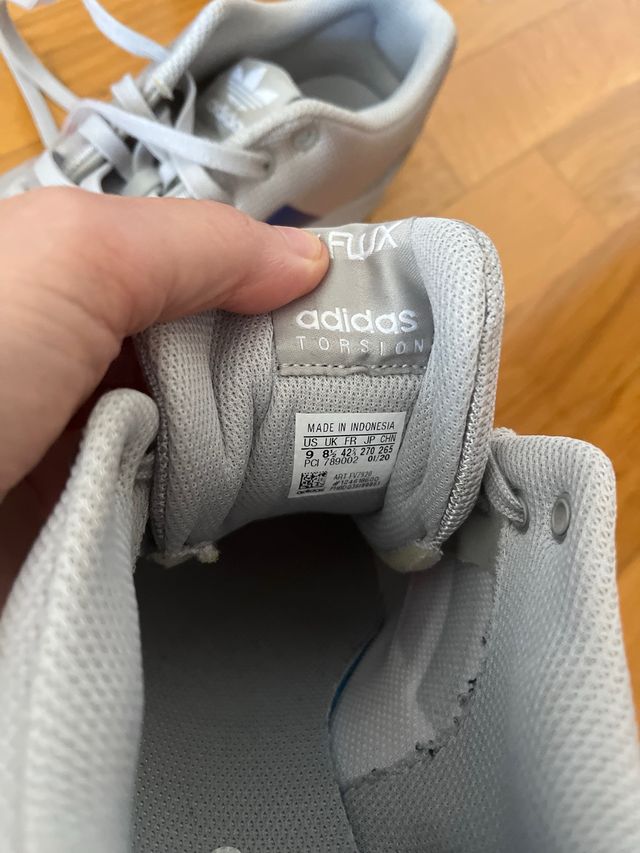 Zapatillas Adidas Grises con detalles