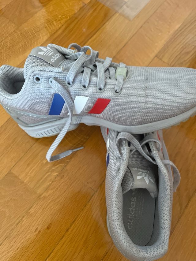 Zapatillas Adidas Grises con detalles