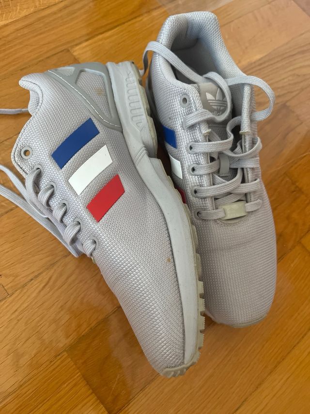 Zapatillas Adidas Grises con detalles