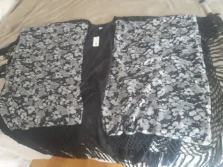 Chal negro y gris con flecos