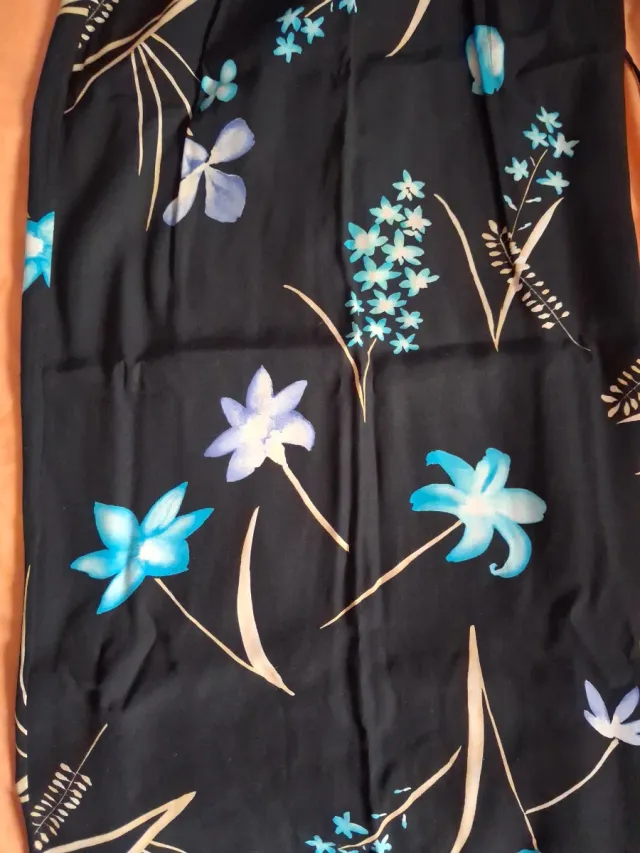 Falda pareo negra flores