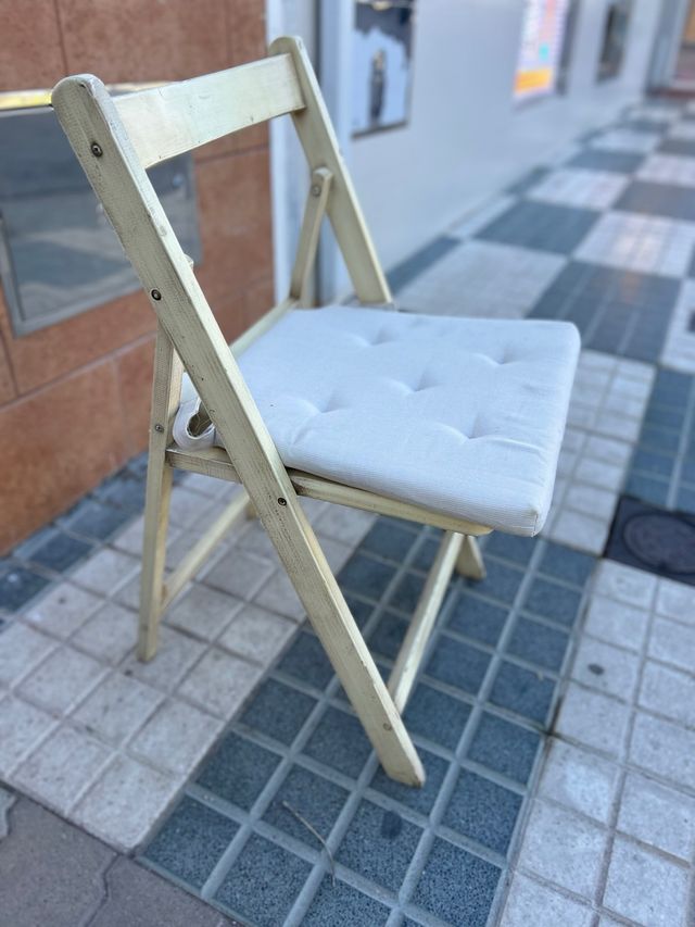 40 sedie pieghevoli in legno con cuscino beige