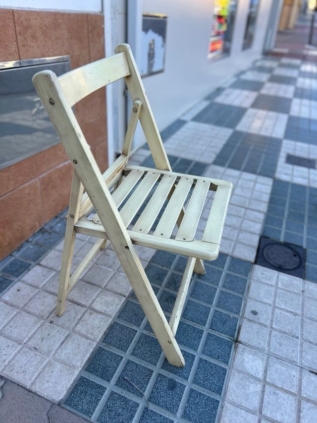 40 sedie pieghevoli in legno con cuscino beige