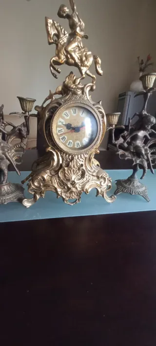 Reloj y candelabros antiguos de bronce