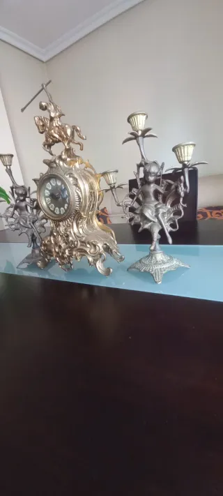 Reloj y candelabros antiguos de bronce