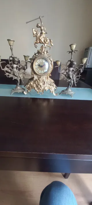 Reloj y candelabros antiguos de bronce