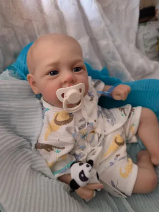 Reborn pesa 2 kilotos 200