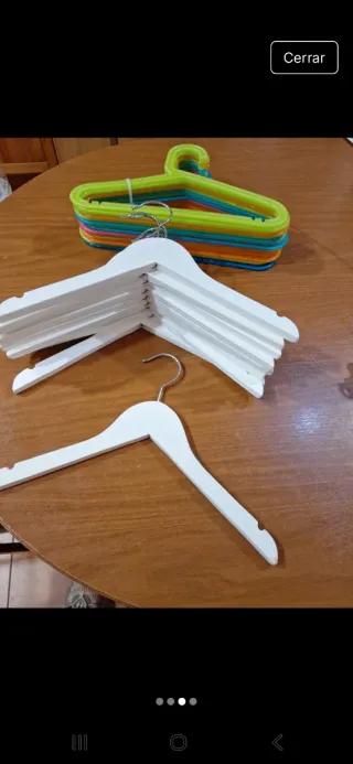 Pack 25 Perchas Plástico y Madera.