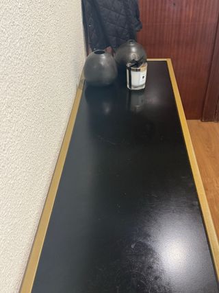 Mueble de hierro para entrada negro y dorado