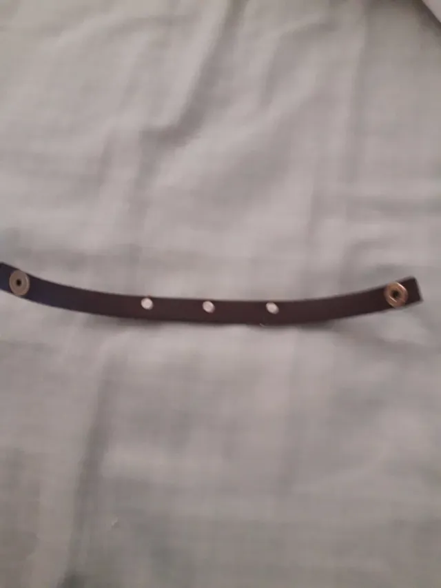 Bracciale in pelle nera con teschi dorati