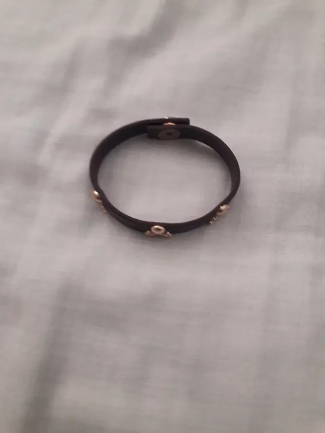 Bracciale in pelle nera con teschi dorati