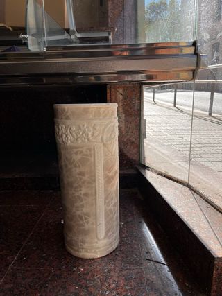 Paragüero beige con relieve