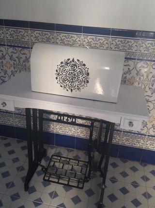 Máquina de coser antigua con tapa decorada