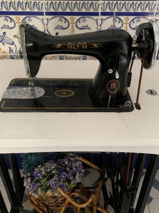 Máquina de coser antigua con tapa decorada