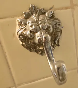 Lámpara Vintage Doble+ percha con cabeza león.