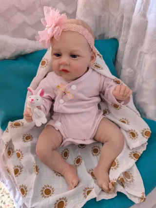 Reborn pesa 2 kilotos 100