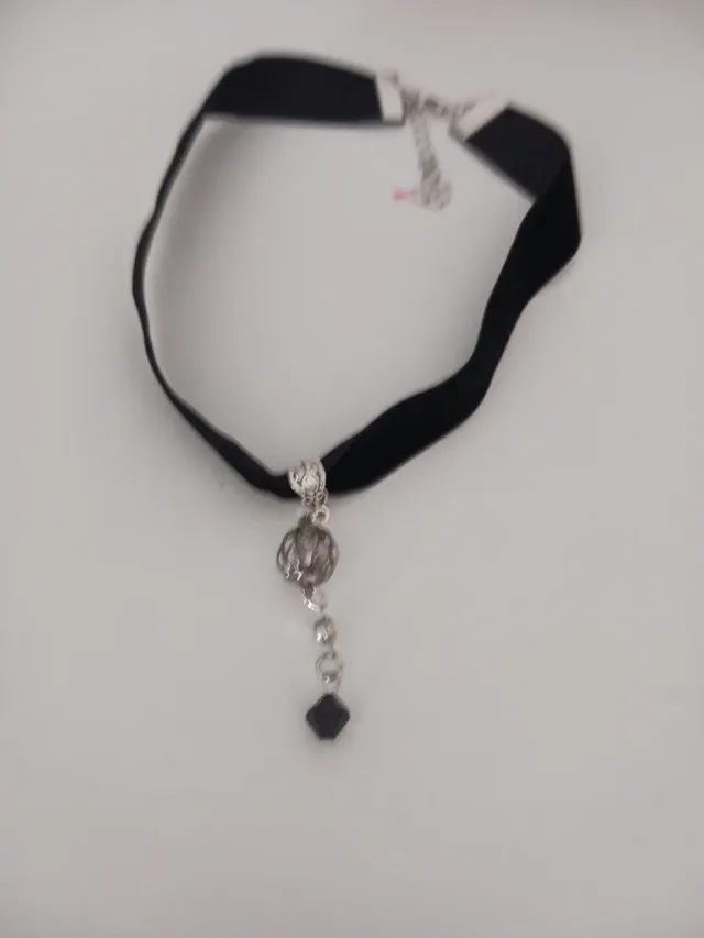 Gargantilla negra con colgante plateado
