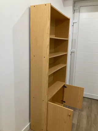 Estantería de madera con puertas