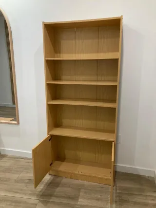 Estantería de madera con puertas