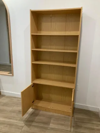 Estantería de madera con puertas
