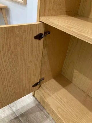 Estantería de madera con puertas