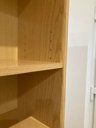 Estantería de madera con puertas