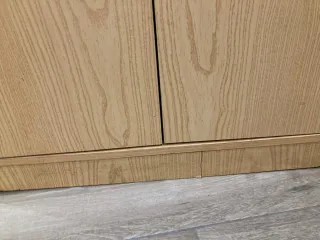 Estantería de madera con puertas