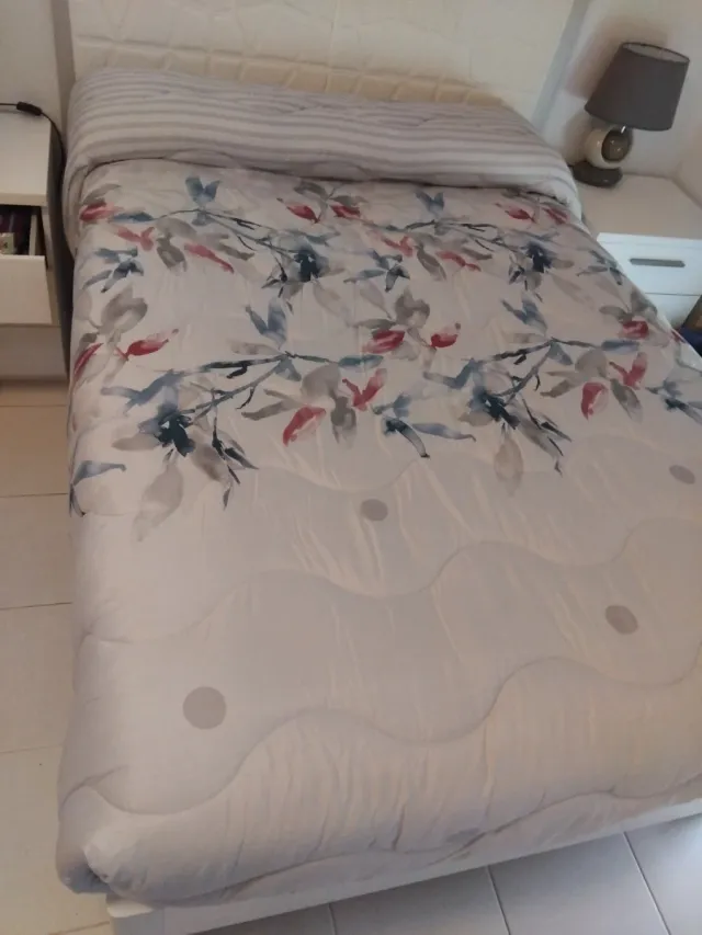 Edredón estampado floral blanco de 1,35 de cama