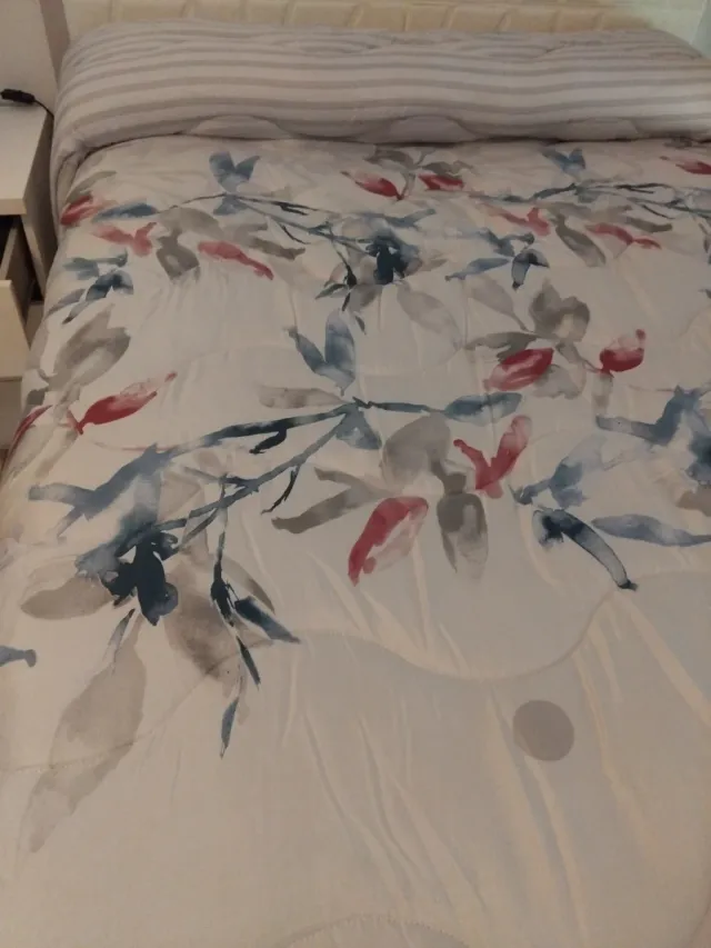 Edredón estampado floral blanco de 1,35 de cama
