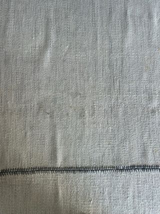 Alfombra beige y gris de tela