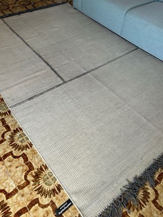 Alfombra beige y gris de tela