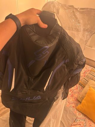 Mono de moto SHUA cuero negro
TALLA L.   52