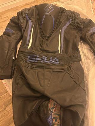 Mono de moto SHUA cuero negro
TALLA L.   52