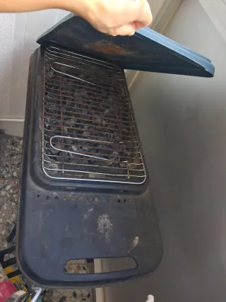 Griglia per barbecue a carbonella nera e grigia