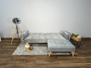 Sofá moderno gris claro con puff – Nuevo, elegante