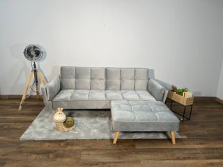 Sofá moderno gris claro con puff – Nuevo, elegante