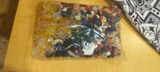 Lote de abalorios, botones y pulseras para bisuter