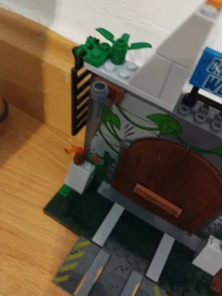 Lego Juniors 10758 T-Rex Ataque jurassic world