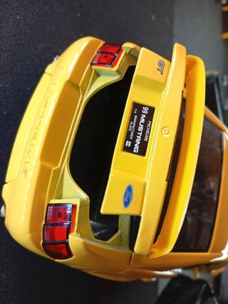 Ford Mustang GT 1999 Maisto Amarillo 1/18