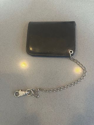 Cartera de piel negra con cadena. Extè