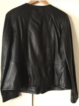 Cazadora  negra de piel VIOLETA by MANGO talla S