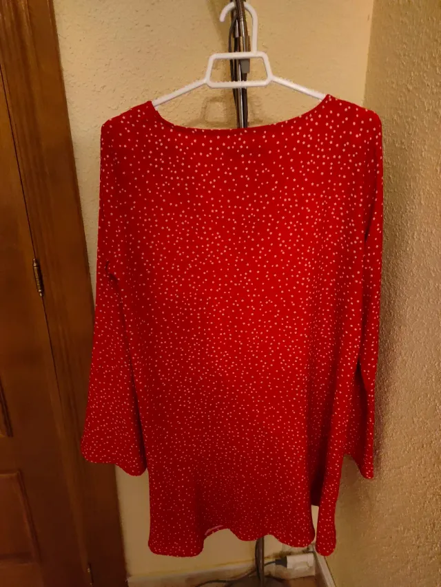 Vestido de verano rojo con estrellas  blancos