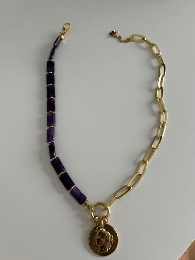 Collar dorado con piedras moradas y moneda