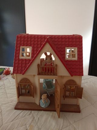 Casa de muñecas con muebles