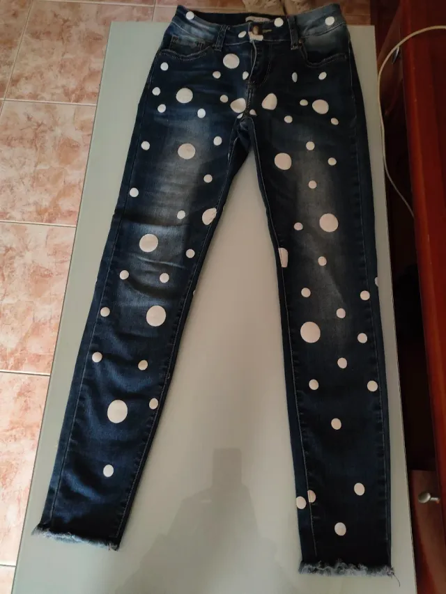 Pantalón elástico con lunares blancos