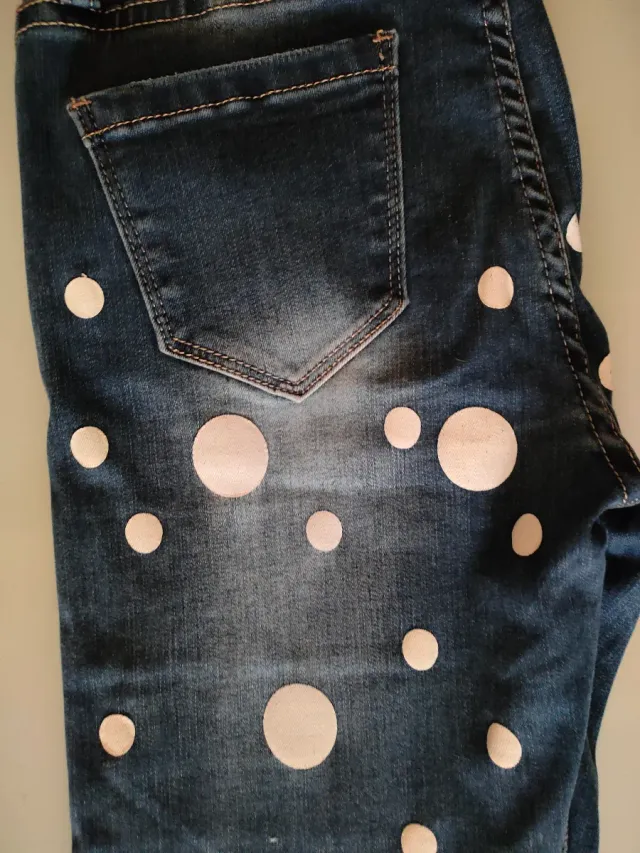 Pantalón elástico con lunares blancos