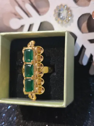 Anillo estilo Oriente Medio oro y esmeralda